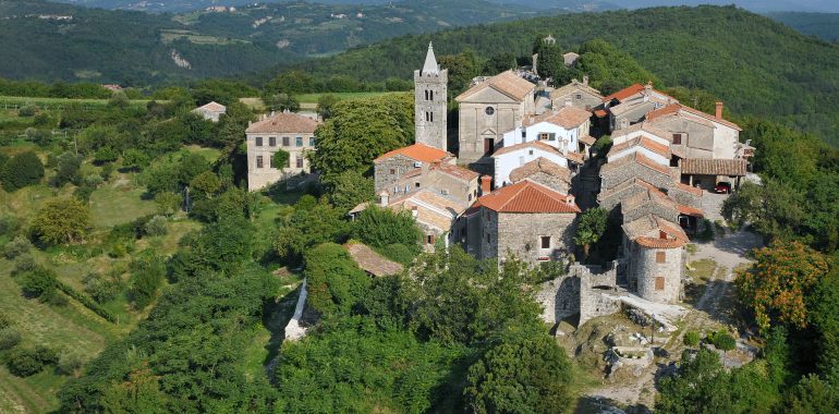 HUM (kleinste Stadt der Welt) in Istrien - Luftaufnahme mit Kirche + Steinhäuser